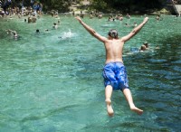 Γιατί το νερό μοιάζει με σκυρόδεμα όταν πέφτει η κοιλιά μέσα του; 