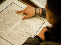 Ένας αστροφυσικός που χαρτογραφεί την Terra Incognita του Σύμπαντος 