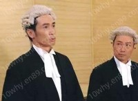 Γιατί οι Βρετανοί δικαστές και δικηγόροι φορούν περούκες; 