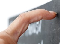 Η επιστήμη πίσω από το γιατί τα νύχια στους μαυροπίνακες είναι τόσο ενοχλητικά 